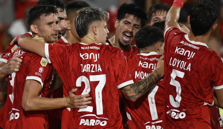 Imagen de Independiente goleó 3-0 a lo que quedó de Vélez y recuperó la cima