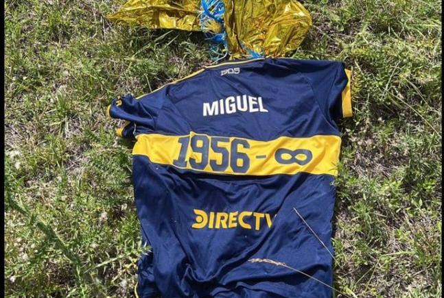 Imagen de ¡Increíble hallazgo! Apareció la camiseta homenaje a Miguel Ángel Russo que Boca lanzó al cielo ante Belgrano