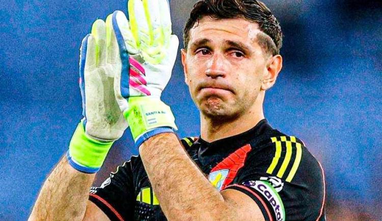 Imagen de ¿Se despidió de los hinchas?: Dibu Martínez rompió en llanto y dejaría Aston Villa