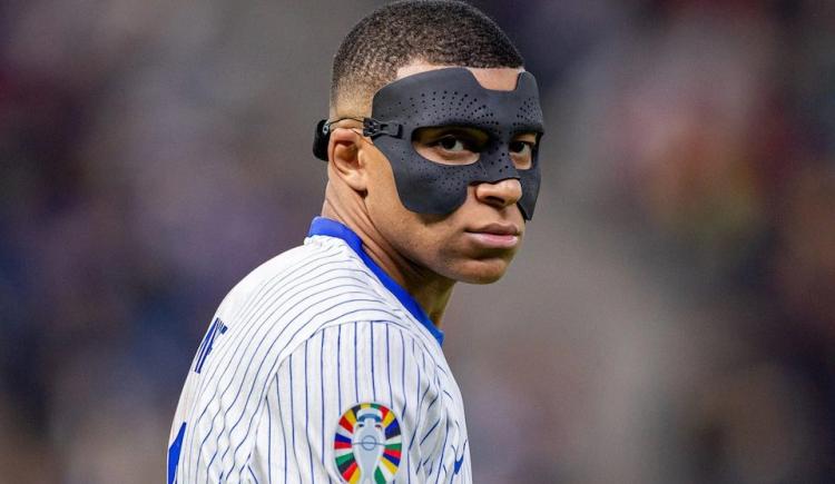 Imagen de Así no hay máscara que aguante: piñas de KO para Mbappé