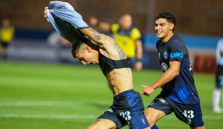 Imagen de Independiente Rivadavia ganó sobre la hora y avanzó en la Copa Argentina