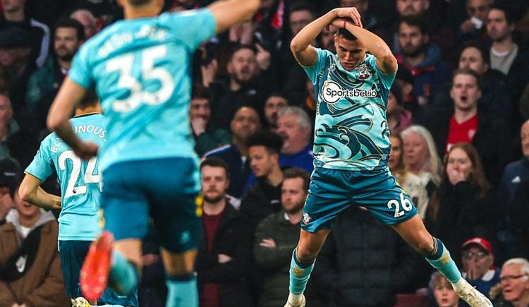 Imagen de Gol y asistencia de Carlos Alcaraz en el empate entre Arsenal y Southampton