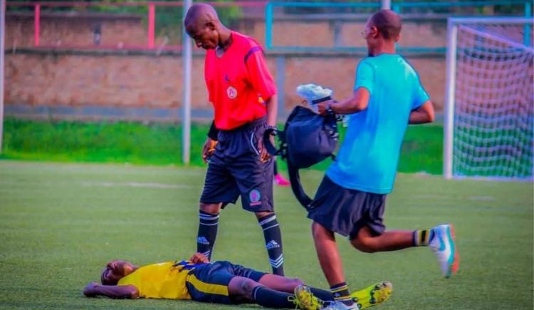 Imagen de Tragedia en África: un futbolista se tragó una moneda, se desplomó en el campo de juego y murió
