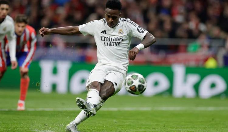 Imagen de Vinicius mandó el penal a la tribuna: así fue el disparo del brasileño