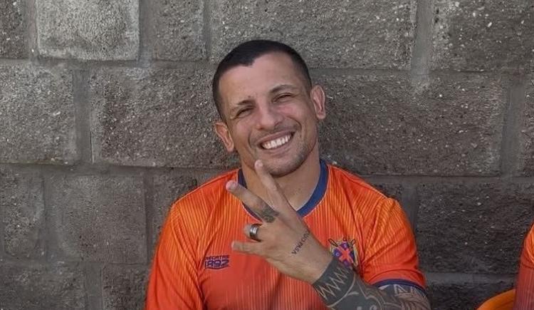Imagen de La insólita forma en la que Emiliano Vecchio firmó contrato con su nuevo club