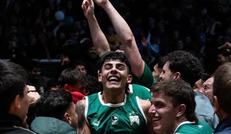 Imagen de Un tiro para la eternidad: así fue el triple histórico que le dio el triunfo a Ferro ante Boca