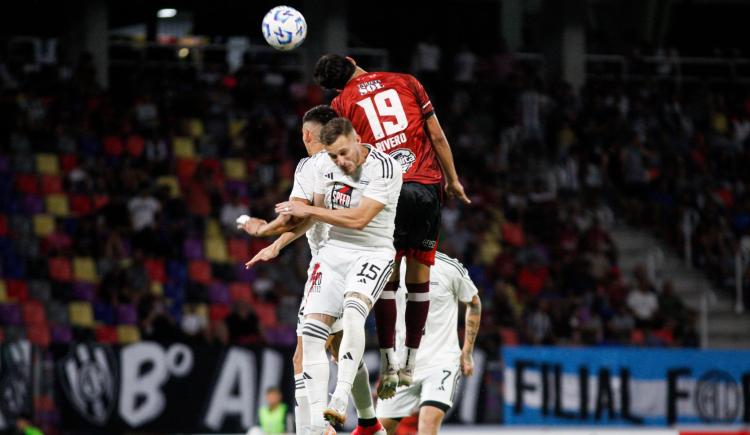 Imagen de Con un polémico final, Central Córdoba y Riestra empataron en Santiago del Estero