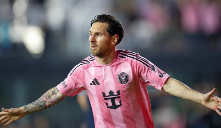 Imagen de Volea y a buscarla en el ángulo: Messi y un gol con derechos de autor