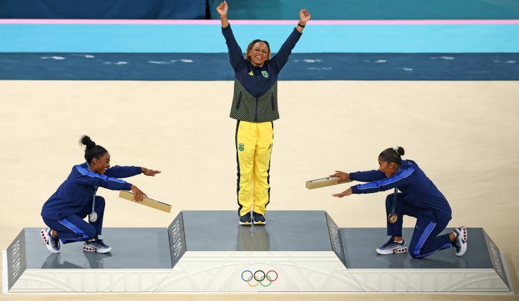 Imagen de Rebeca Andrade hizo historia, se colgó la dorada y puso de rodillas a Simone Biles