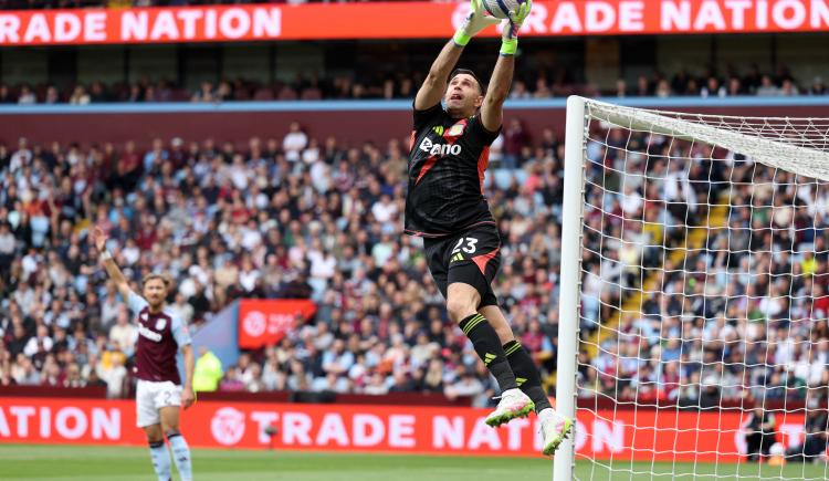 Imagen de Valla invicta para Dibu Martínez y triunfo clave de Aston Villa en su lucha por entrar a la próxima Champions