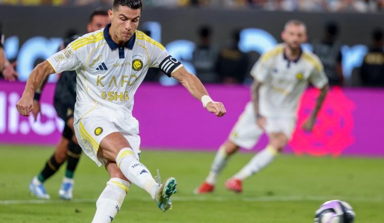 Imagen de En medio de las dudas sobre su futuro, Cristiano Ronaldo falló un penal y marcó otro en Al Nassr