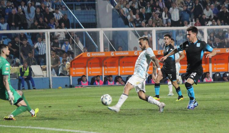 Imagen de Atlético Tucumán le ganó a Racing y es el único escolta de Vélez