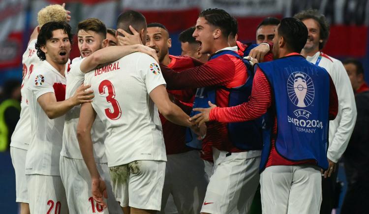Imagen de Turquía sufrió hasta el final pero se subió al último tren rumbo a cuartos