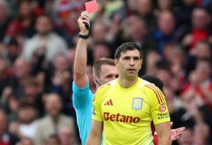 Imagen de Roja con aroma a despedida: Dibu Martínez fue expulsado y Aston Villa se quedó sin Champions League