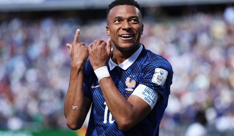 Imagen de Francia cambió la cara en el segundo tiempo y ganó en el debut con un doblete récord de Mbappé
