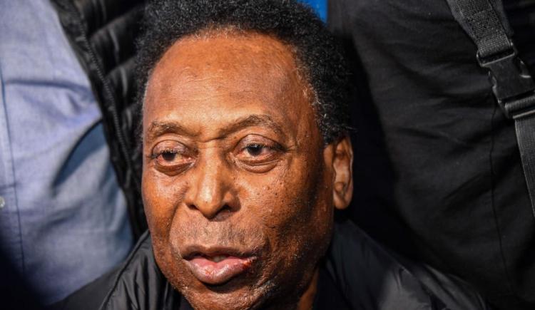 Imagen de Pelé, cuadro agravado y Navidad internado