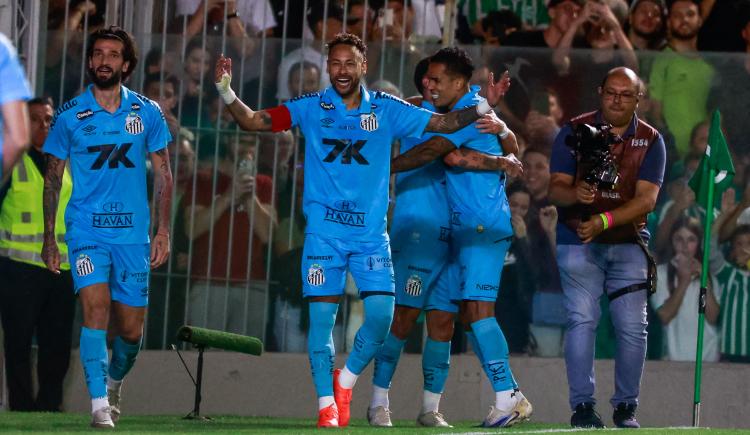 Imagen de Neymar, el héroe: hat-trick para Santos, que se aleja del descenso y se acerca a la Sudamericana