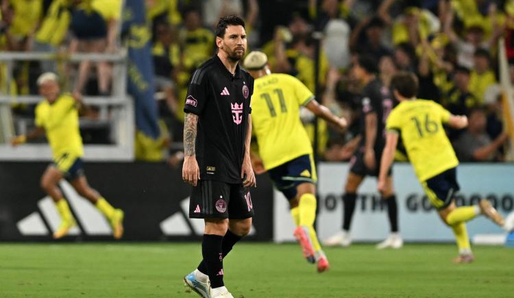 Imagen de No fue la noche del 10: penal errado, amarilla, palos y gol anulado, el saldo de Messi en la derrota de Inter Miami