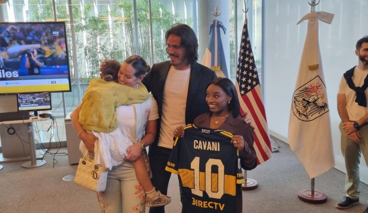 Imagen de Cavani estuvo con Simone Biles en su visita a Buenos Aires: la historia de superación