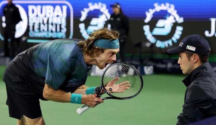 Imagen de Polémico: el ruso Andrey Rublev fue descalificado por gritarle al juez de línea