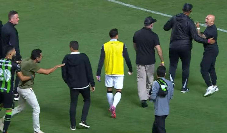 Imagen de Jorge Sampaoli, en llamas: el técnico rival lo trató de "baixinho" y casi se van a las manos