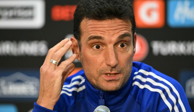 Imagen de Scaloni al detalle: quién reemplaza a Balerdi en la Selección Argentina y cómo llegan los tocados