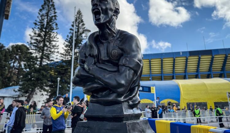 Imagen de Marco Ruben: las ganas de jugar con Di María y un homenaje hecho estatua