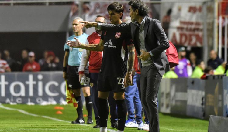 Imagen de Por qué Eduardo Domínguez pudo dirigir a Estudiantes ante Huracán