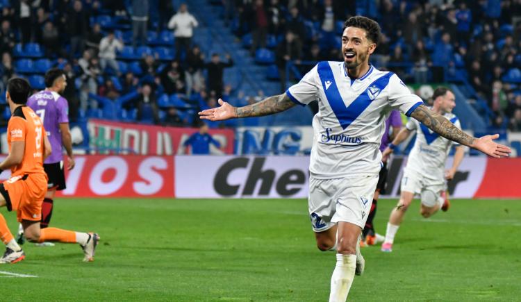 Imagen de Con un golazo de Lanzini, Vélez lo aguantó y sumó de a tres