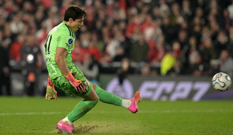 Imagen de El antecedente de Santiago Beltrán: el único arquero de River que había pateado un penal en una tanda