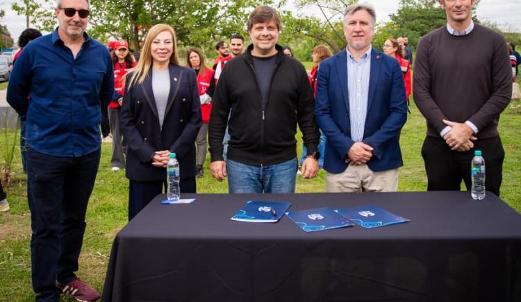 Imagen de Copa Argentina Axion energy y el Municipio de Tres de Febrero impulsan una nueva edición de “Goles con Eco” con la plantación de 100 árboles nativos