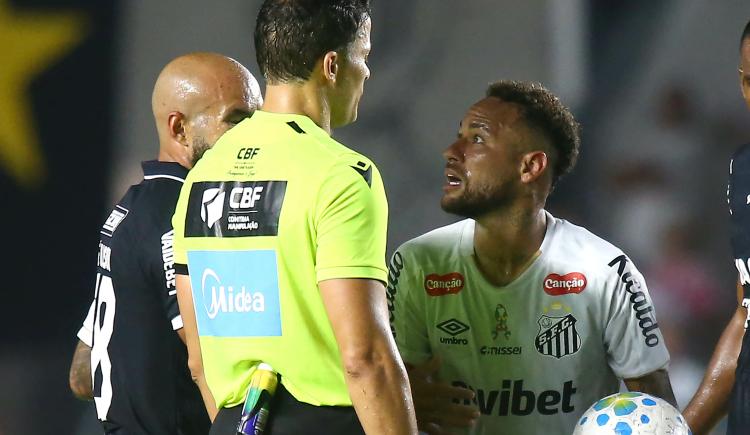 Imagen de Neymar arremetió contra el árbitro con una frase misógina y generó un escándalo en Brasil
