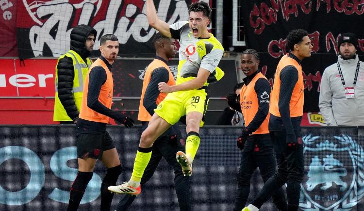 Imagen de Aaron Anselmino marcó el camino del triunfo de Dortmund ante Leverkusen