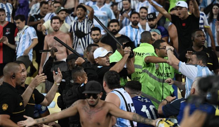 Imagen de Escándalo: los jugadores defendieron a los hinchas argentinos del ataque de la policía