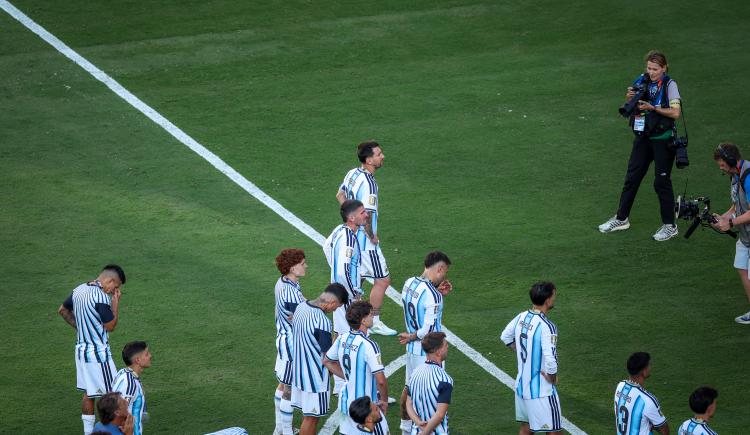Imagen de Los jugadores de la Selección llegaron a Argentina y lamentaron el retiro de Messi