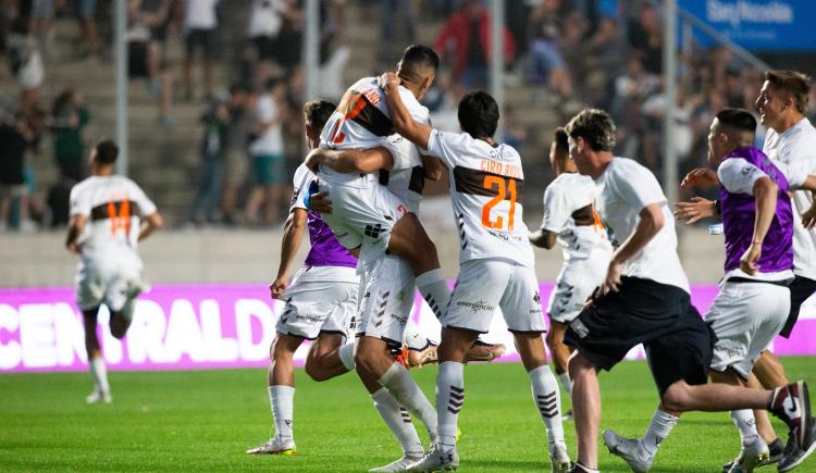 Imagen de Veinte ejecuciones: la increíble tanda de penales entre Platense y Godoy Cruz