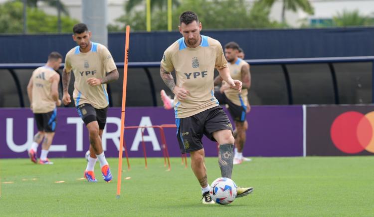 Imagen de Volvió el 10: Messi participó de la práctica de Argentina antes de viajar a Houston