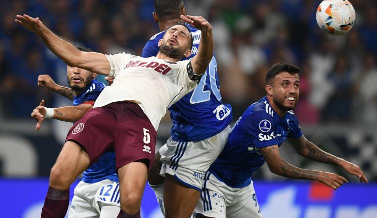 Imagen de La bronca de Carlos Izquierdoz por el gol anulado a Lanús: "Hay que remar contra todo"