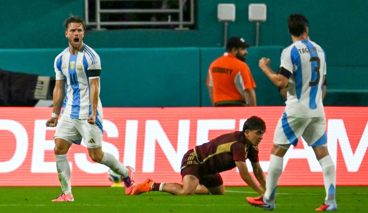 Imagen de Argentina cumplió, convirtió en figura al arquero de Venezuela y ganó 1-0 en Miami