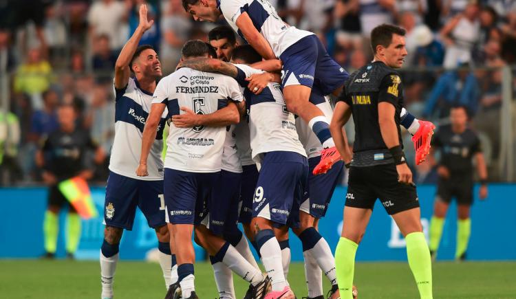 Imagen de Mientras espera por Diego Flores, Gimnasia goleó a Godoy Cruz en el Bosque