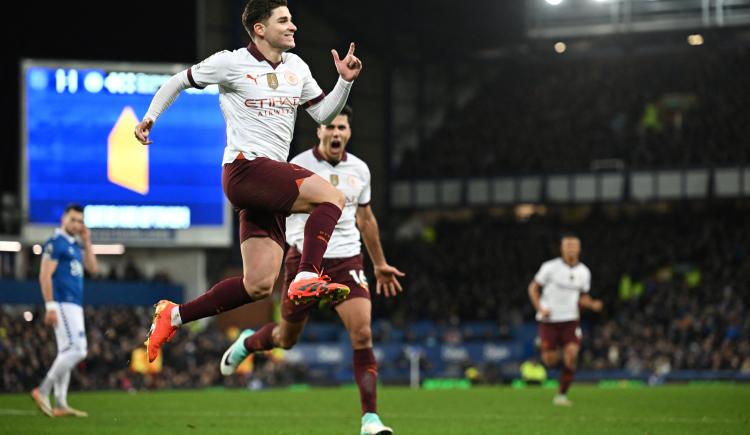 Imagen de Julián Álvarez marcó de penal y Manchester City le dio vuelta el partido a Everton