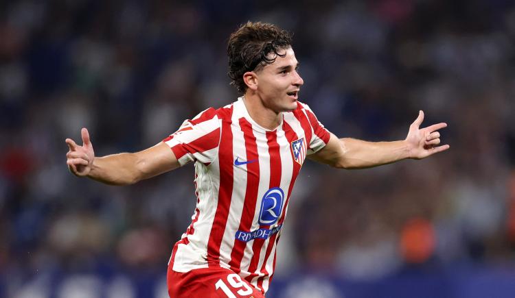 Imagen de La primera picadura de la temporada: el magistral gol de tiro libre de Julián Álvarez