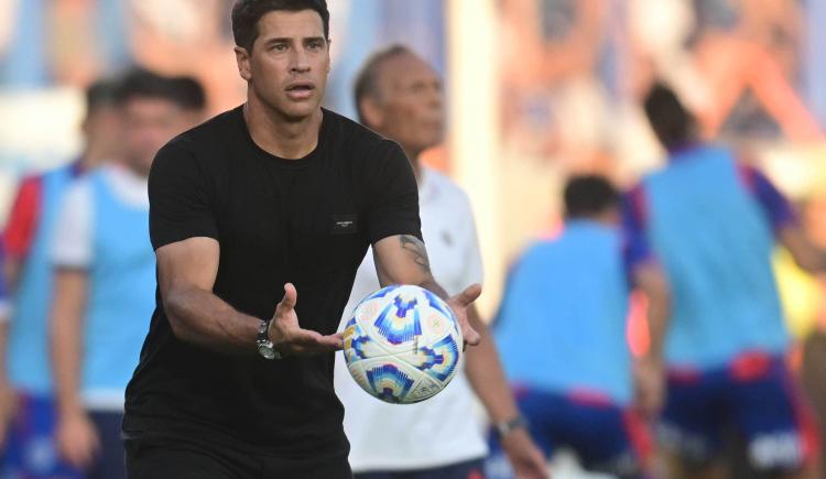 Imagen de Sebastián Domínguez no le encuentra la vuelta: "El equipo dejó de ser el campeón hace tiempo"