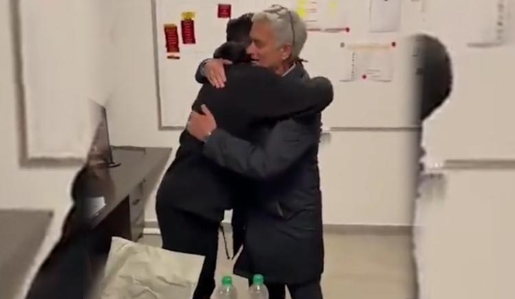 Imagen de MOURINHO CUMPLIÓ UNA PROMESA CON UN JUVENIL DE ROMA