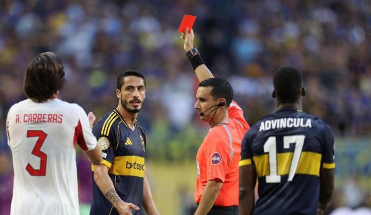 Imagen de Dónde estaría parado Boca si se definiera por fair play la clasificación con Benfica