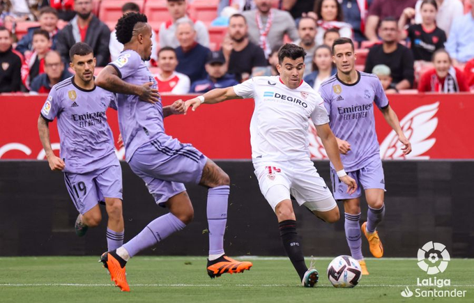 Imagen de Acuña se fue expulsado en la derrota de Sevilla 2-1 ante Real Madrid