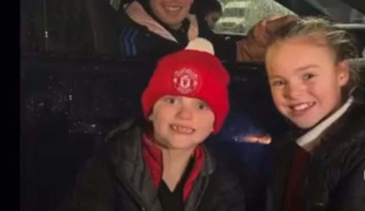 Imagen de El gran gesto de Lisandro Martínez con dos hinchas de Manchester United