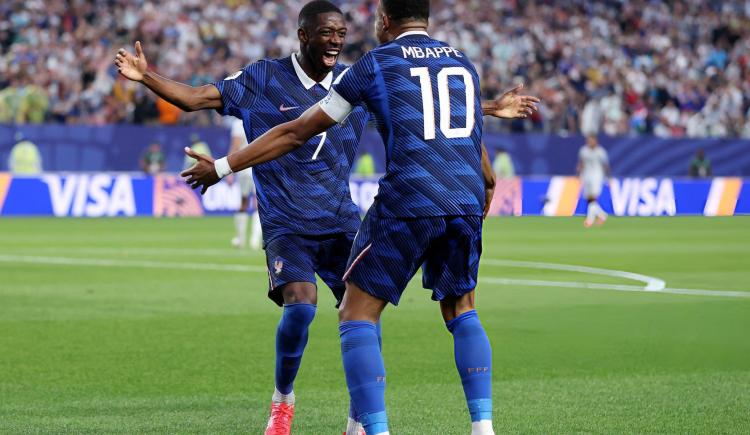 Imagen de A la caza de Messi: Mbappé no quiso ser menos y anotó un doblete en la goleada de Francia