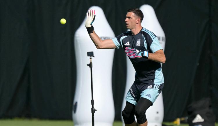 Imagen de La Selección Argentina se entrenó en Kansas y Dibu Martínez trabajó por primera vez con guantes