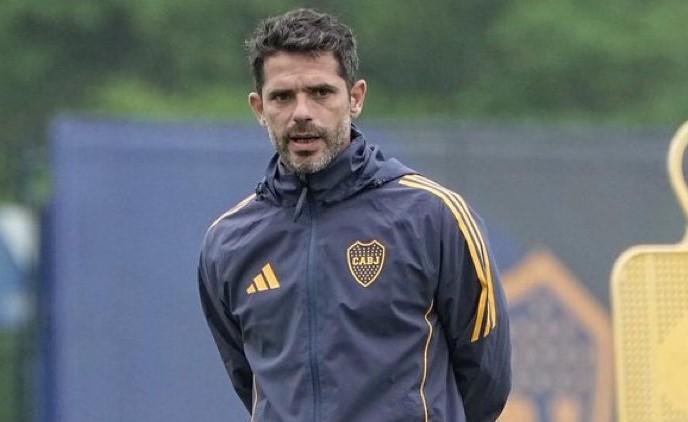 Imagen de Pequeño Gago ilustrado: la Biblia que sigue el DT de Boca para buscar la panacea
